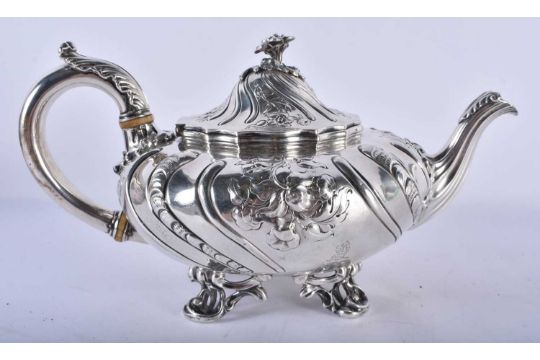 AN EARLY 19TH CENURY ENGLISH SILVER STORR & MORTIMER SILVER TEAPOT by Paul Storr. London 1834. 789 - Image 3 of 8