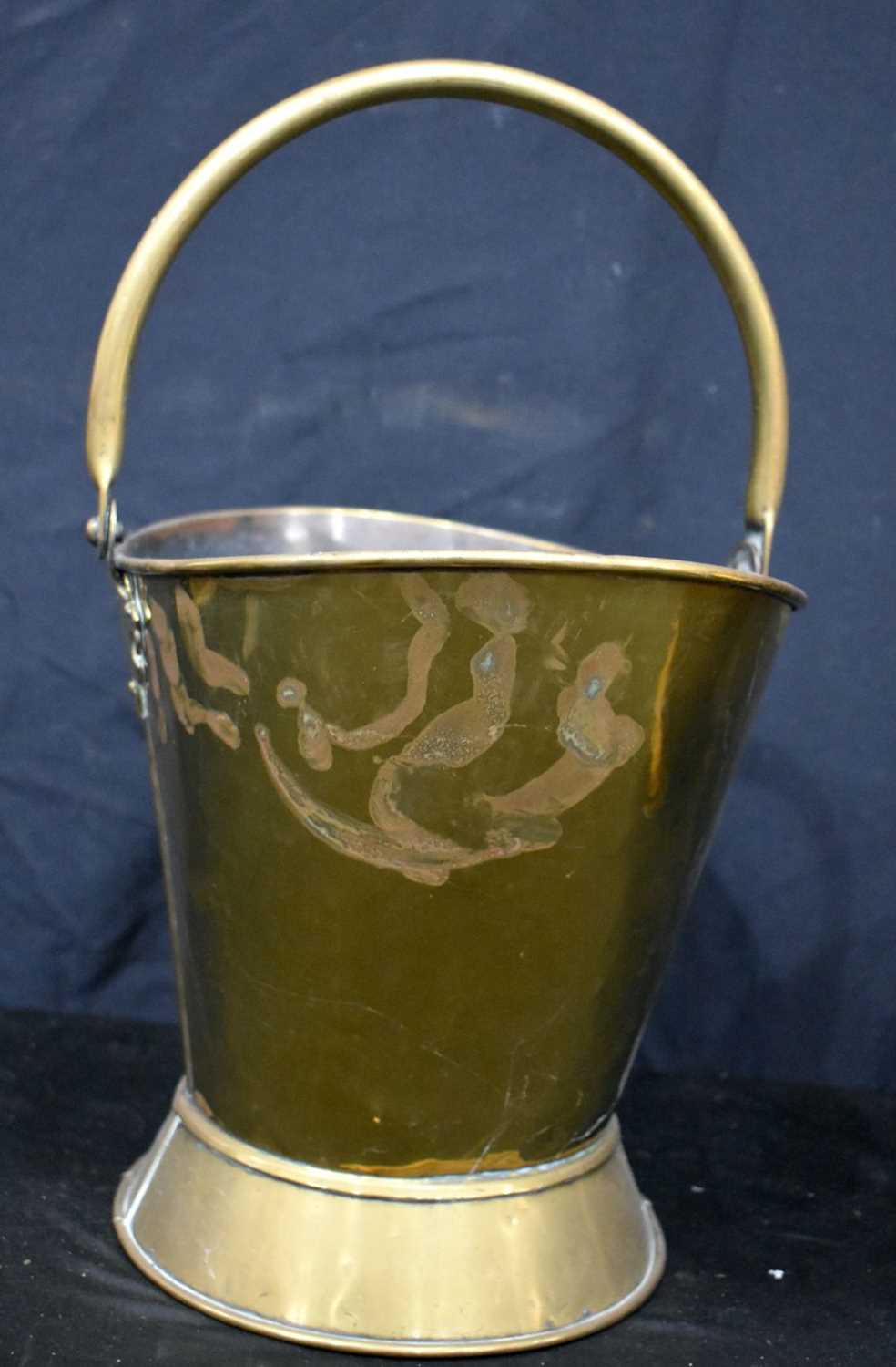 A large antique brass and Copper jug with lid, together with a brass coal bucket and a Copper bed - Image 4 of 6