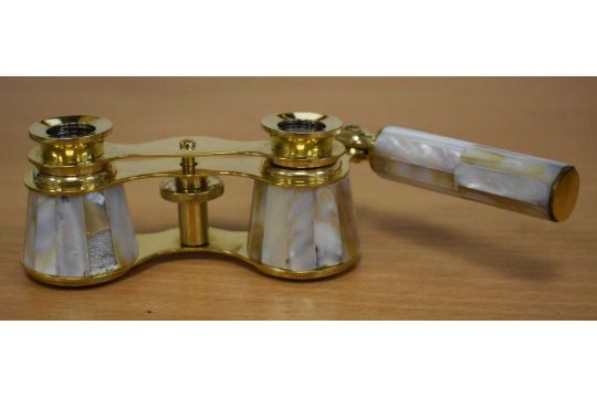 A PAIR OF MOTHER OF PEARL OPERA GLASSES. 18 cm x 8 cm extended.