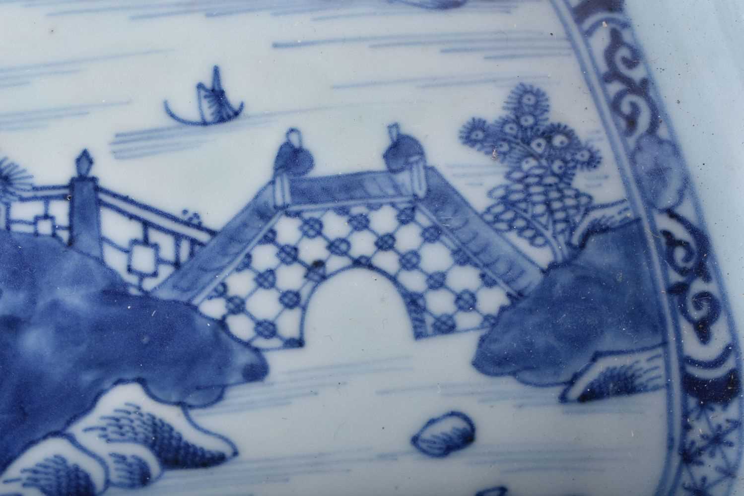 A LARGE 18TH CENTURY CHINESE BLUE AND WHITE PORCELAIN DISH Qianlong, together with a Qianlong - Image 4 of 10