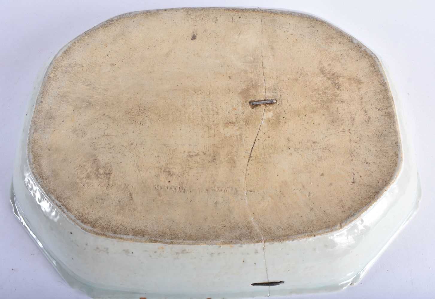 A LARGE 18TH CENTURY CHINESE BLUE AND WHITE PORCELAIN DISH Qianlong, together with a Qianlong - Image 5 of 10