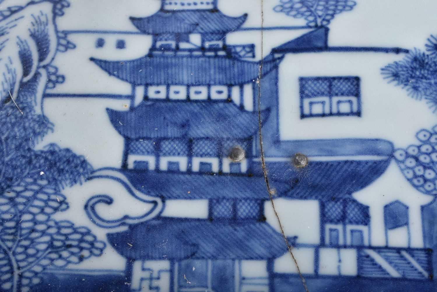 A LARGE 18TH CENTURY CHINESE BLUE AND WHITE PORCELAIN DISH Qianlong, together with a Qianlong - Image 3 of 10