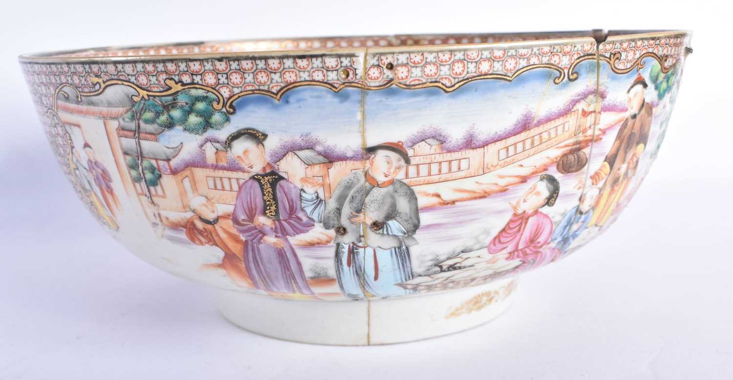A LARGE 18TH CENTURY CHINESE BLUE AND WHITE PORCELAIN DISH Qianlong, together with a Qianlong - Image 6 of 10