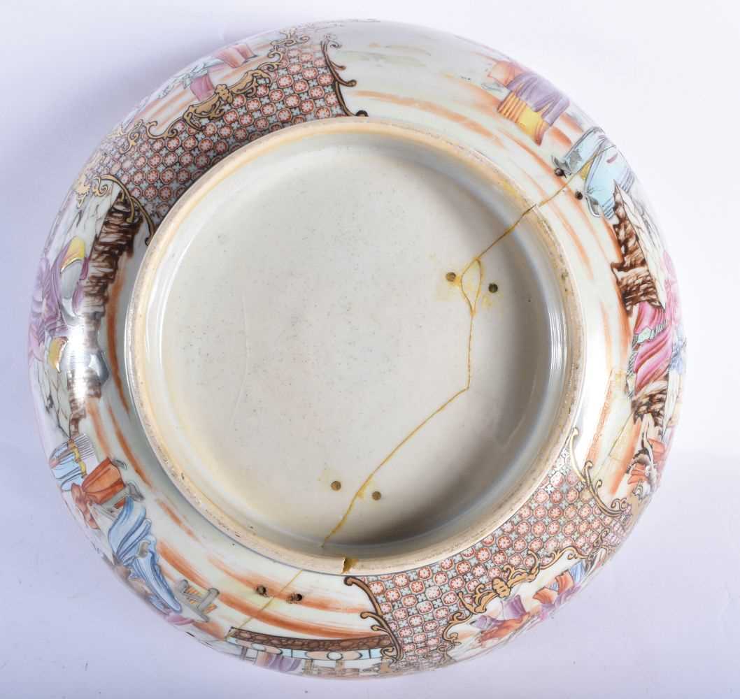 A LARGE 18TH CENTURY CHINESE BLUE AND WHITE PORCELAIN DISH Qianlong, together with a Qianlong - Image 10 of 10