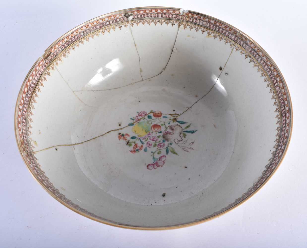 A LARGE 18TH CENTURY CHINESE BLUE AND WHITE PORCELAIN DISH Qianlong, together with a Qianlong - Image 9 of 10