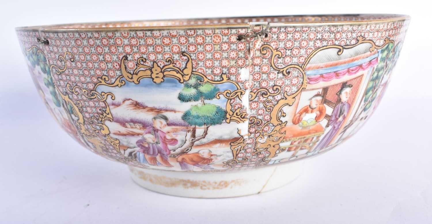 A LARGE 18TH CENTURY CHINESE BLUE AND WHITE PORCELAIN DISH Qianlong, together with a Qianlong - Image 7 of 10