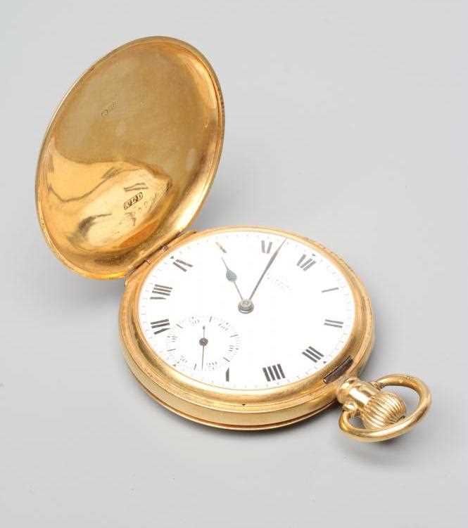 AN 18CT GOLD TOP WIND HUNTER POCKET WATCH, the white enamel dial with black Roman numerals enclosing