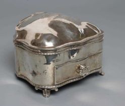 AN EDWARDIAN SILVER DRESSING TABLE BOX, maker Nathan & Hayes, Chester 1907, of serpentine form