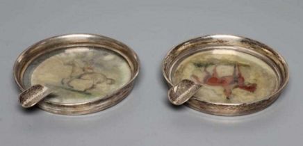 A PAIR OF ART DECO SILVER ASHTRAYS, maker Goldsmith's & Silversmith's Co., London 1939, of plain