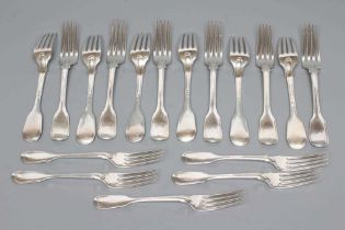 A SET OF TWELVE SILVER TABLE FORKS, no maker's mark, London 1913, in fiddle and thread pattern,