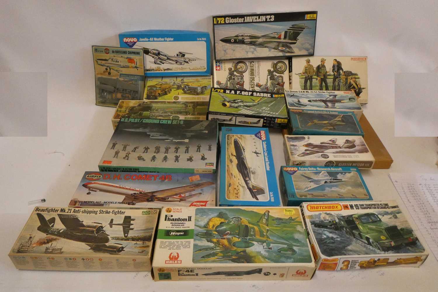 Nineteen plastic construction kits by Airfix and others including aircraft and military vehicles,