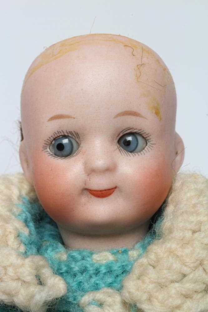 A Heubach bisque socket head googly doll, with blue glass sleepy and sideways glancing eyes, - Bild 2 aus 3