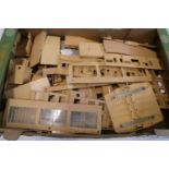 Hornby Dublo plastic parts for stations, engine shed and others, fair