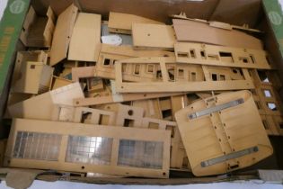 Hornby Dublo plastic parts for stations, engine shed and others, fair