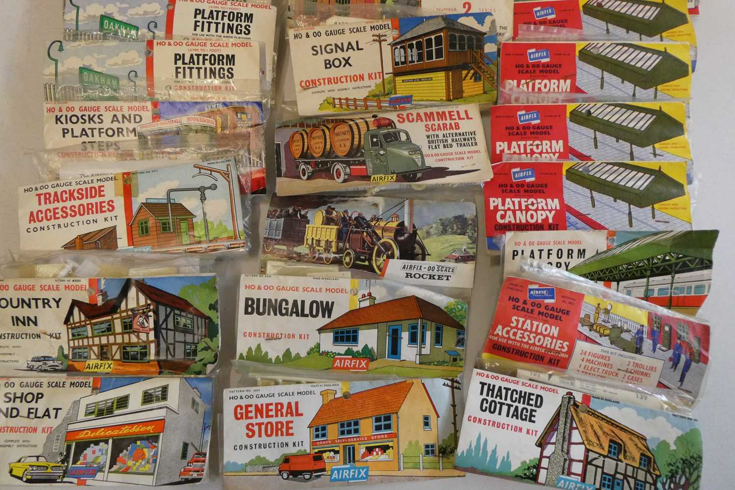 Thirty vintage bagged Airfix OO/HO scale line-side railway kits including buildings, trackside - Bild 3 aus 4