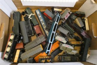 Playworn 00 gauge rolling stock by Hornby and others, some items damaged, fair to poor