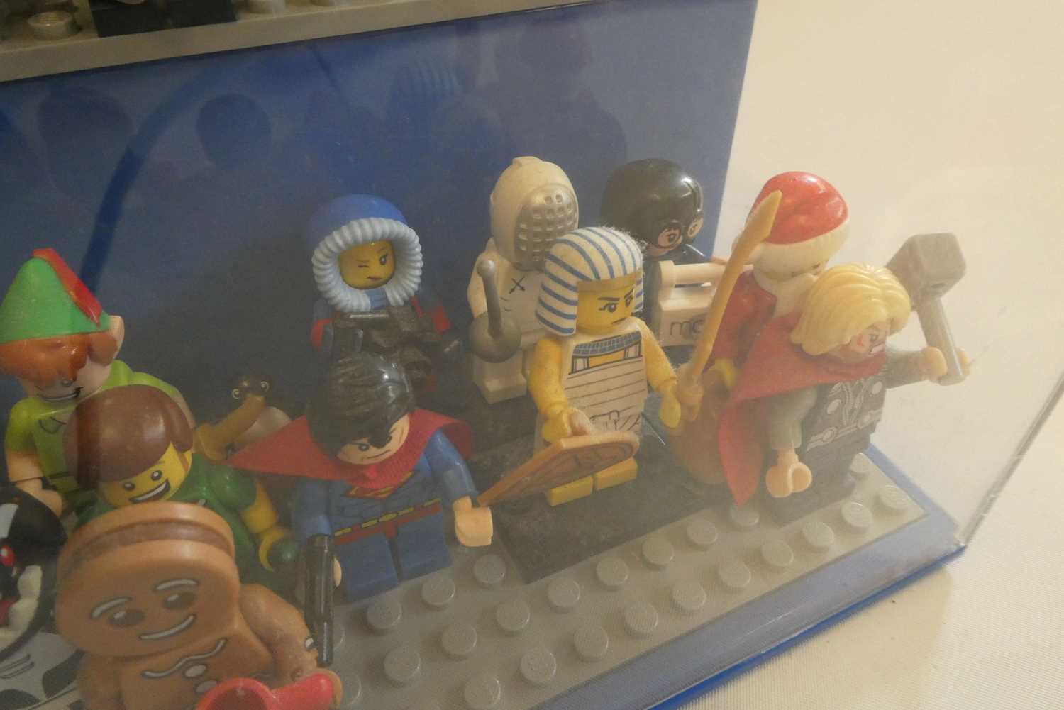 A perspex display case of Lego figures, comprising 68 characters, 3 cats, an owl and a penguin, - Bild 4 aus 7