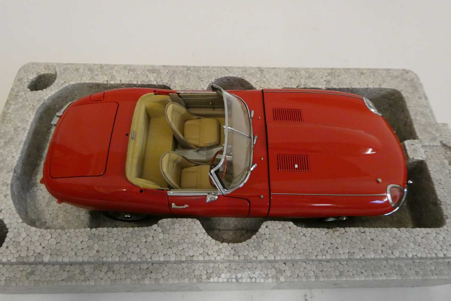 Auto Art 1:18th Jaguar E type Series 1 roadster, red, one rear bumper damaged (broken parts in