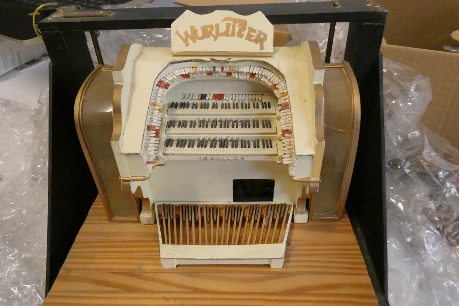 A large collection of doll's house musical room and associated items, including a model Wurlitzer - Bild 2 aus 5