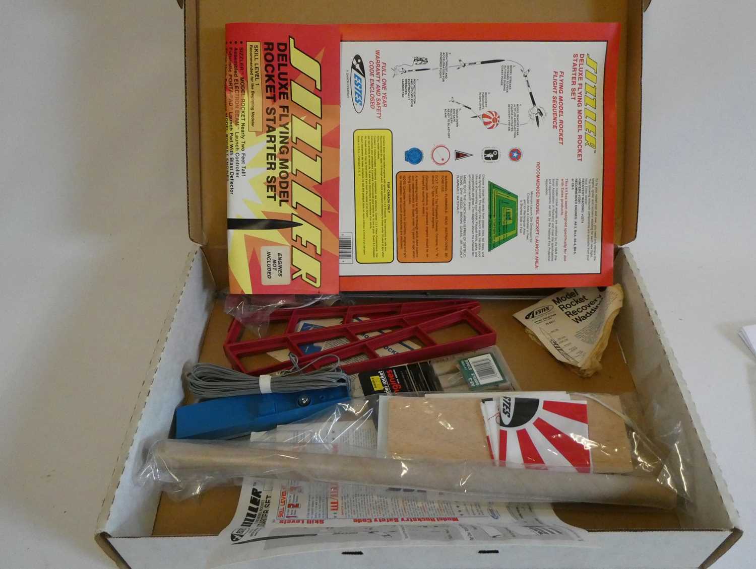 Artesania Latina Bluenose II Model Ship kit (incomplete) and an ESTAS Rocket kit boxed, good - Image 2 of 2