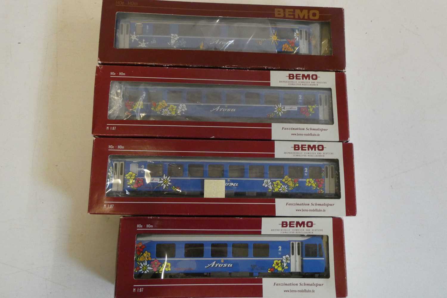 Four Bemo HOm Arosu Express coaches in blue with flower motif, boxed, excellent