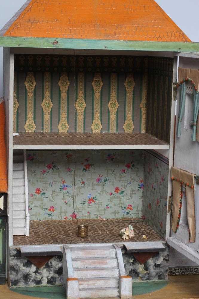 A Bavarian style German wooden dolls house, early/mid 20th century, 1/16th scale, with 2 split - Image 3 of 10