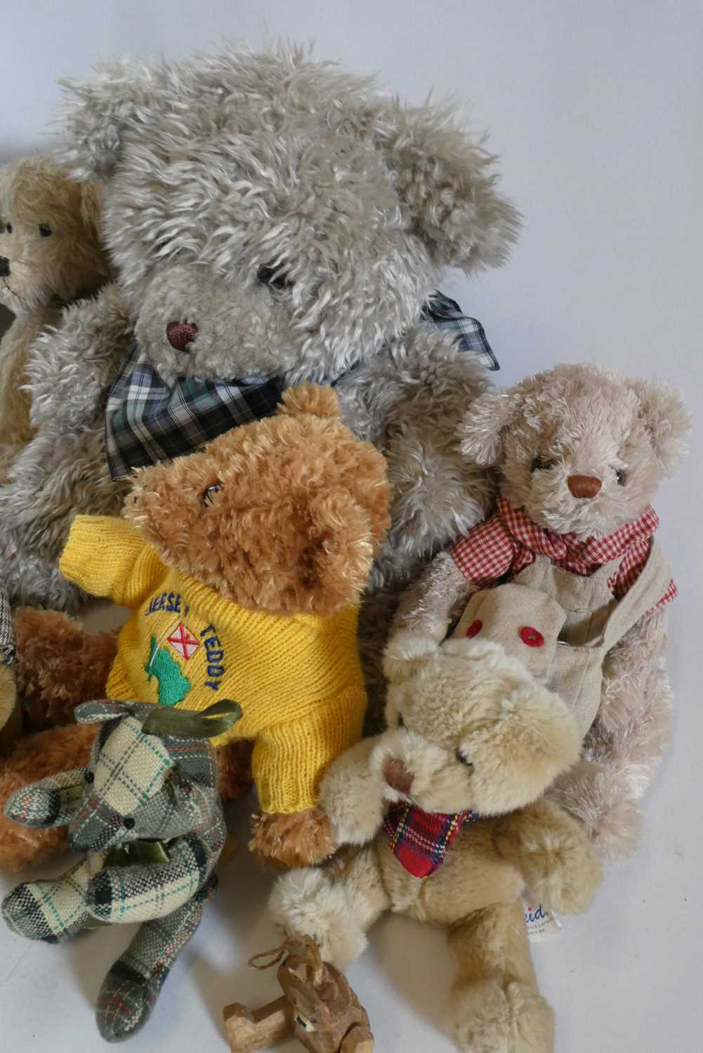 Eleven teddy bears and plush items, including two Robin Rive limited editions, a Gina bear and a - Image 3 of 3