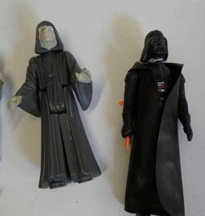 10 Star Wars figures and accessories, comprising Darth Vader, The Emperor, Emporer's Royal Guard, - Image 4 of 6