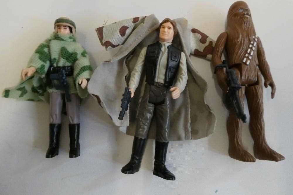 3 Star Wars figures, comprising Princess Leia Organa in comba poncho, Hans Solo in trench coat and