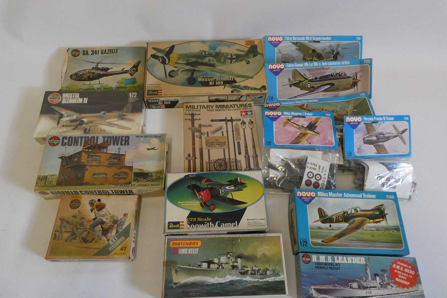 Twenty six plastic kit by Airfix and others, mostly aircraft subjects, all items boxed, unchecked