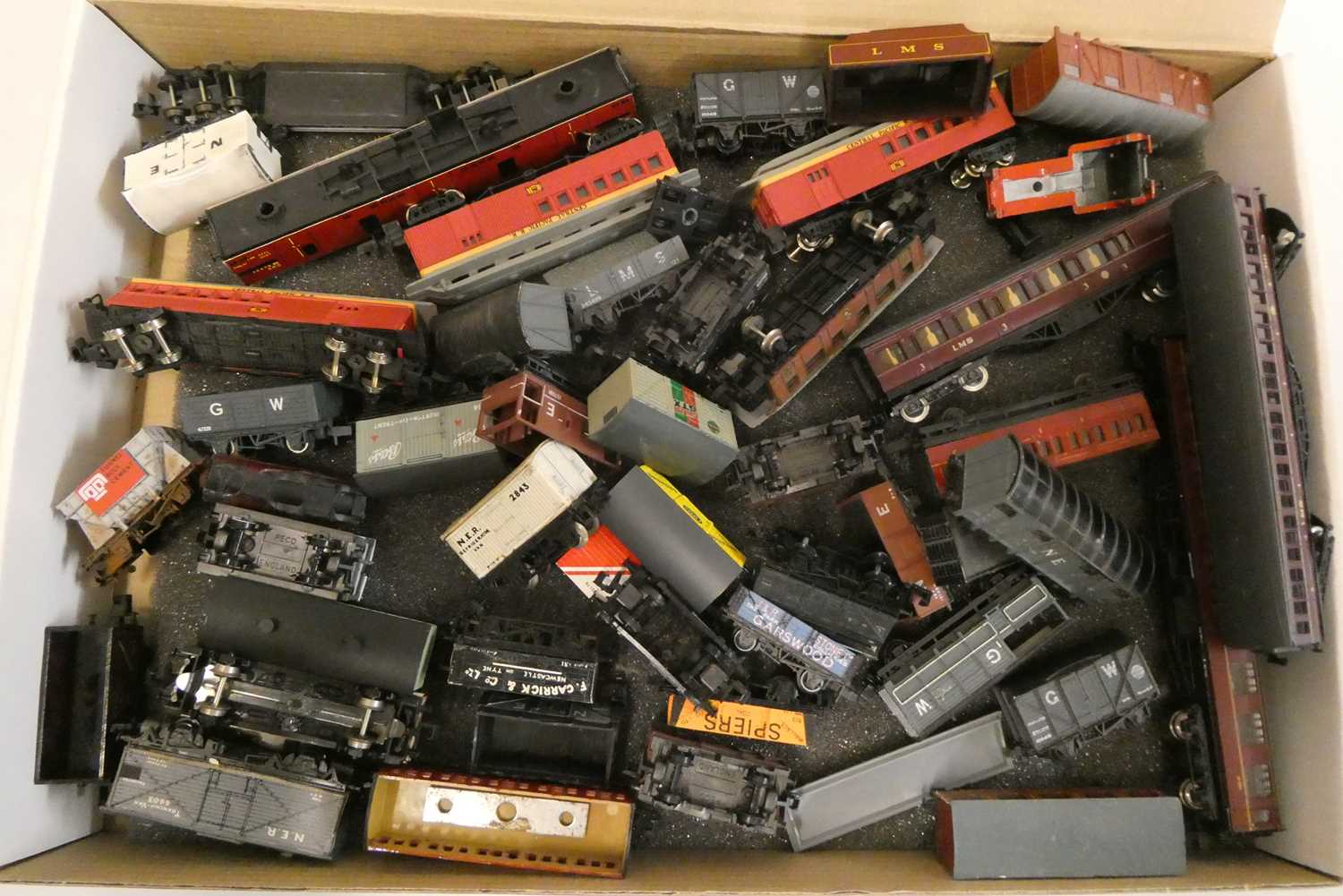 Unboxed playworn N gauge rolling stock and trackside accessories, some items have damage or parts - Image 2 of 2