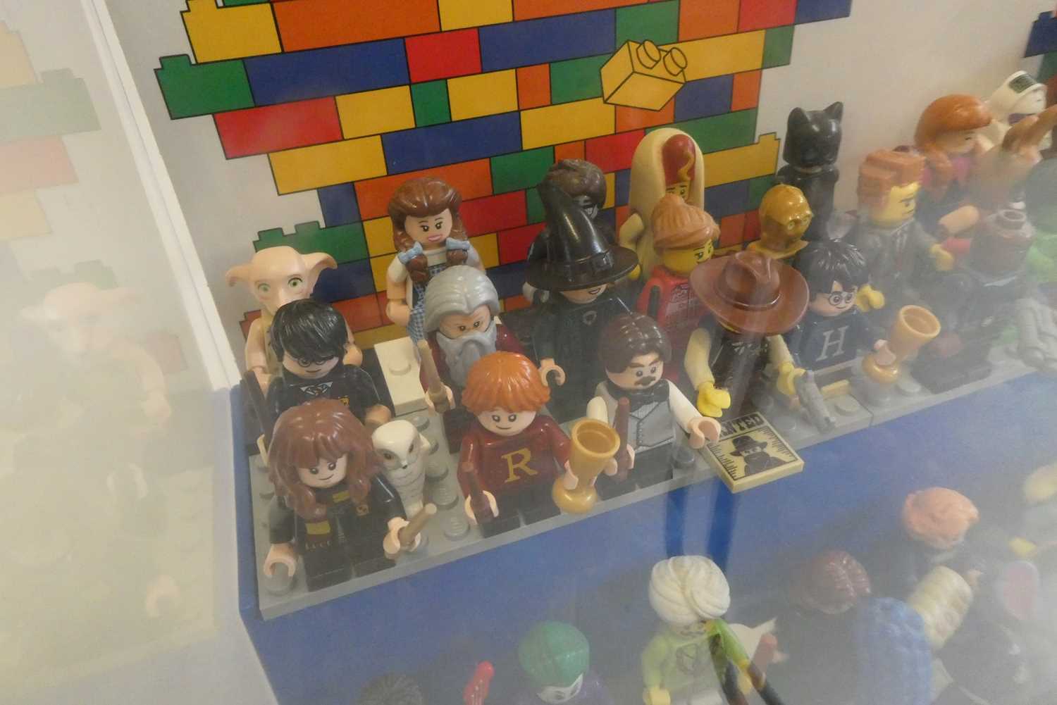 A perspex display case of Lego figures, comprising 68 characters, 3 cats, an owl and a penguin, - Bild 5 aus 7