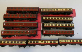 Eight Hornby Dublo Super Detail coaches including WR Restaurant Car and BR sleeping car, five