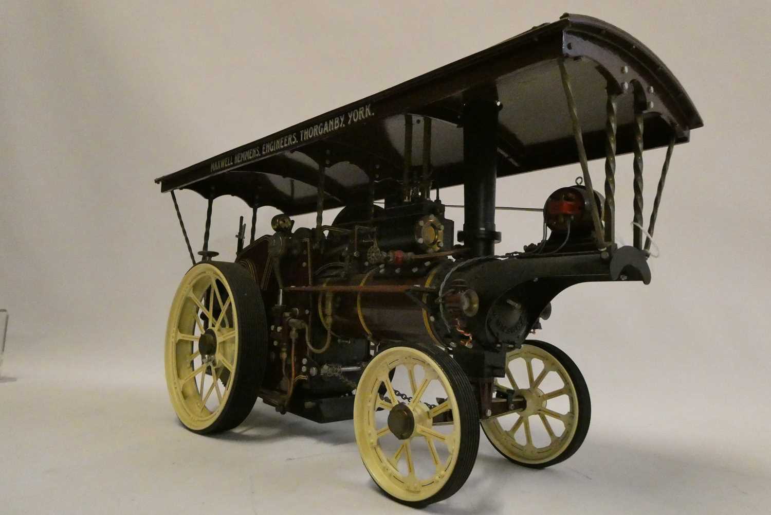 Maxwell Hemmens Live steam Fowler Showman's engine finished in lined maroon with white wheels and - Bild 2 aus 2