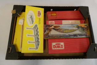 Hornby Dublo Suburban station kit, engine shed extension kit, six platform extensions, three side