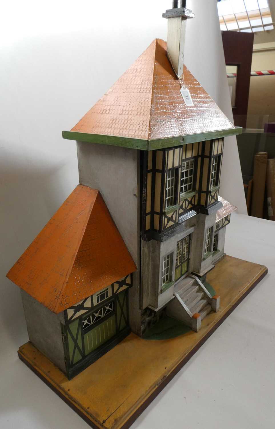 A Bavarian style German wooden dolls house, early/mid 20th century, 1/16th scale, with 2 split - Image 10 of 10