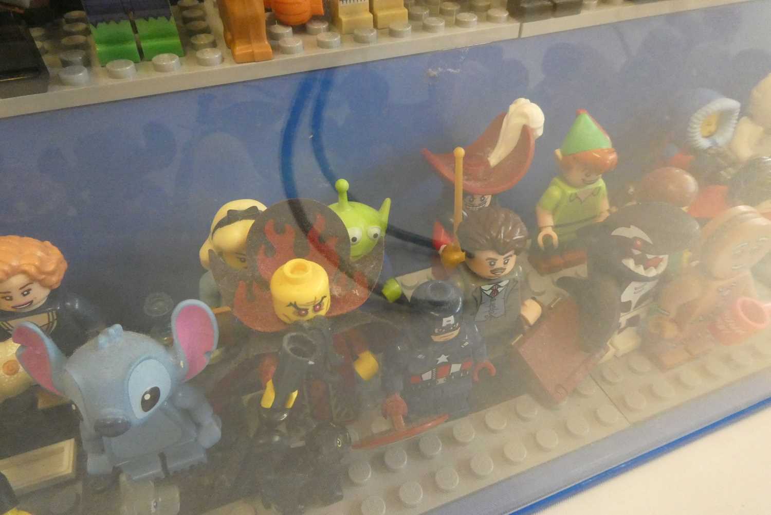 A perspex display case of Lego figures, comprising 68 characters, 3 cats, an owl and a penguin, - Bild 3 aus 7