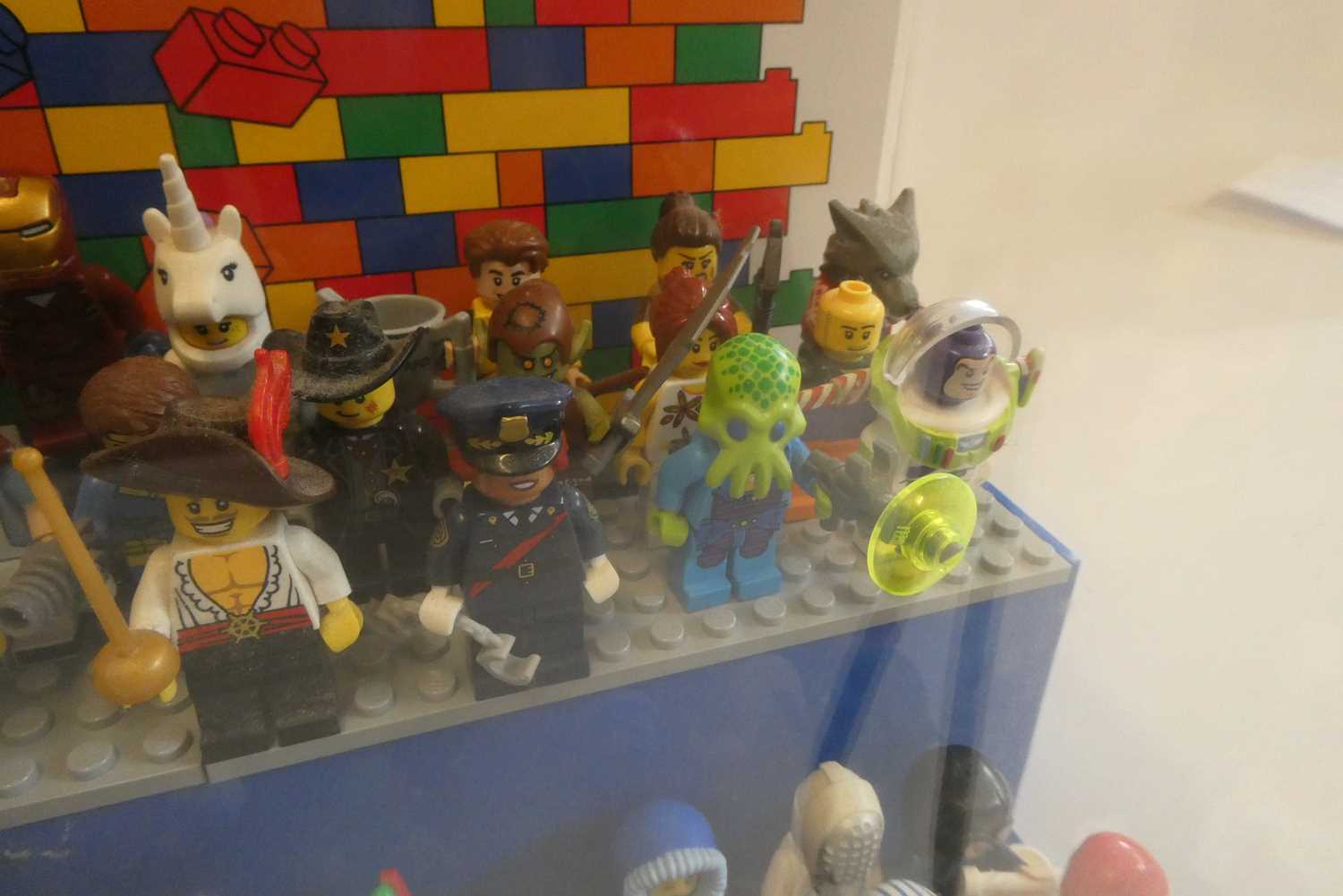 A perspex display case of Lego figures, comprising 68 characters, 3 cats, an owl and a penguin, - Bild 7 aus 7