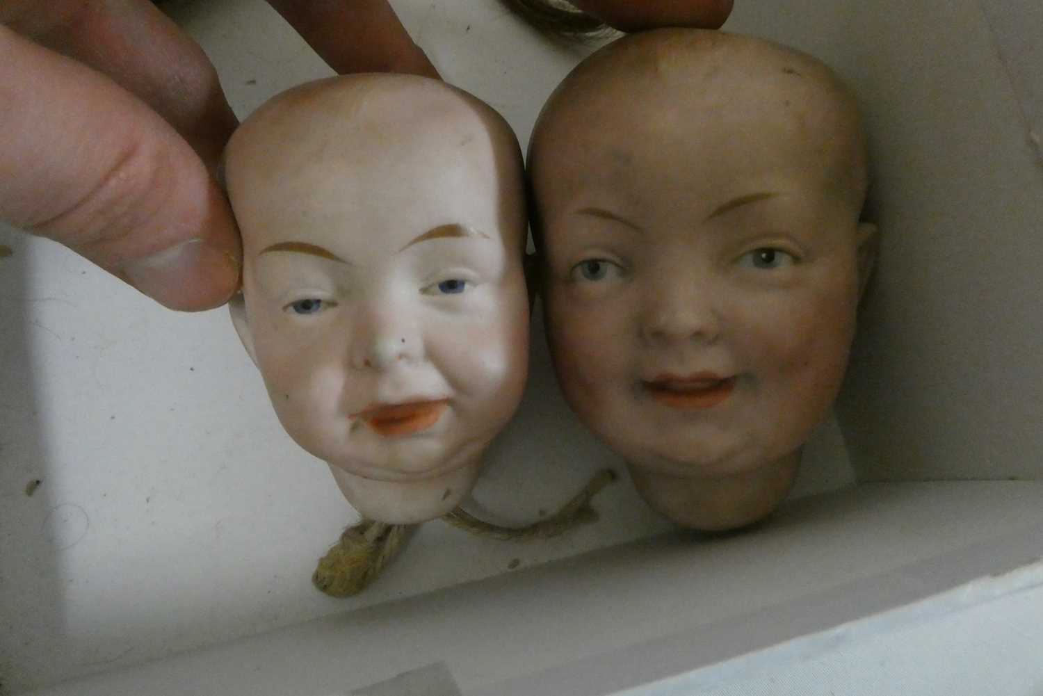 6 dolls heads, comprising an all wax possibly French fashion bust numbered 3, 2 possibly Kestner - Bild 6 aus 10