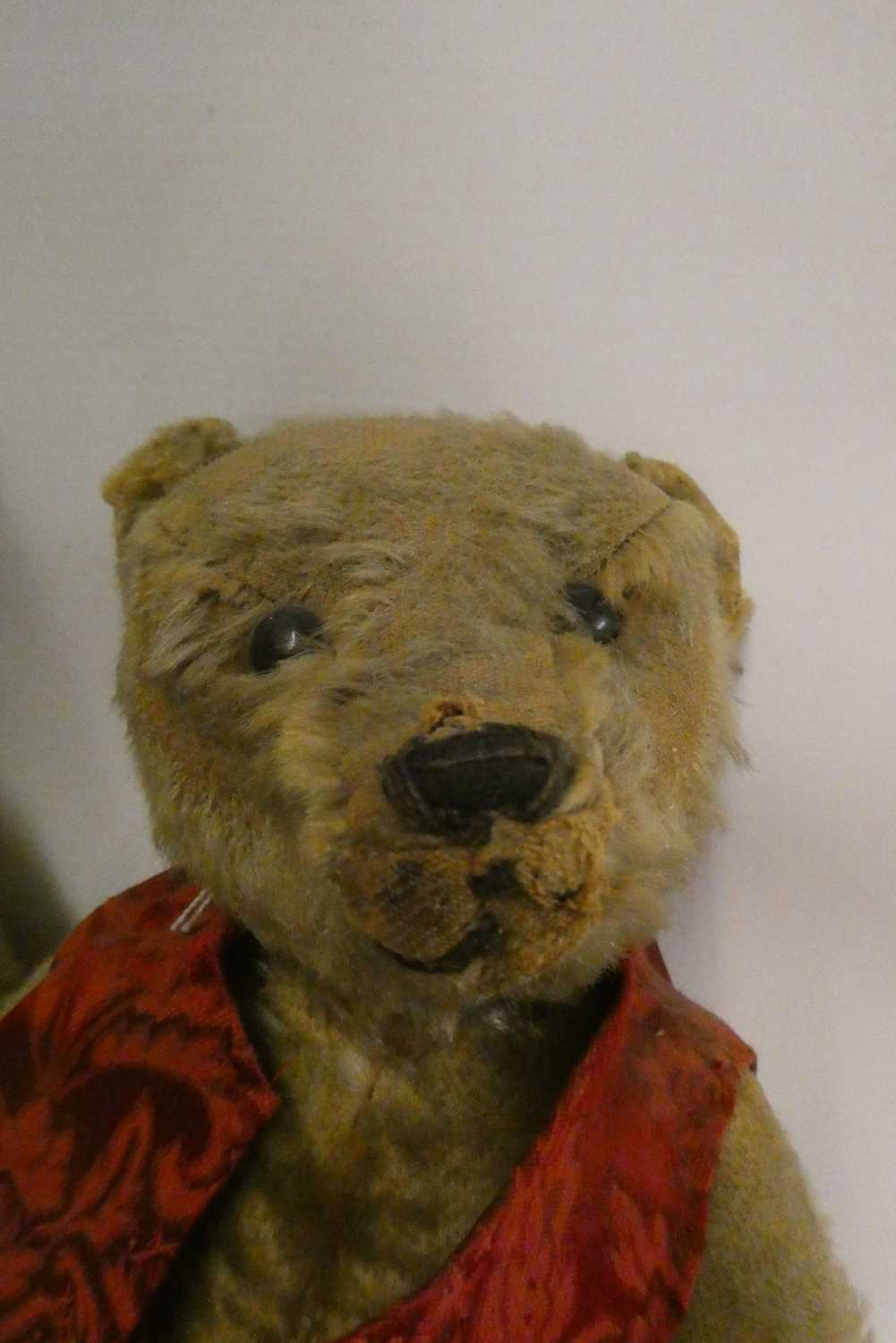 Two old straw filled teddies, comprising a 20" vintage English bear with shaven muzzle, amber eyes - Image 3 of 7