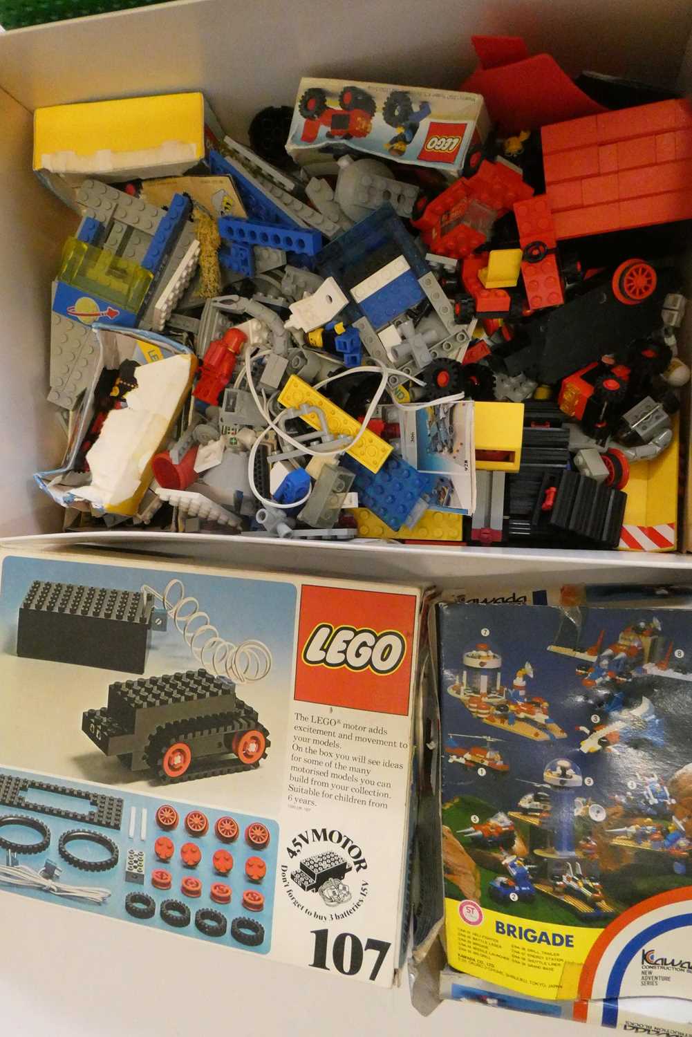 A box of vintage Lego, including sets 854, 107, 911 and other loose parts, completeness unchecked, - Image 2 of 4