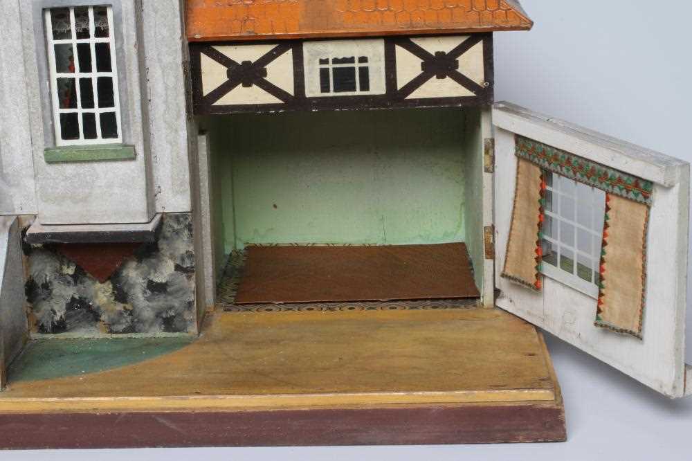 A Bavarian style German wooden dolls house, early/mid 20th century, 1/16th scale, with 2 split - Image 5 of 10