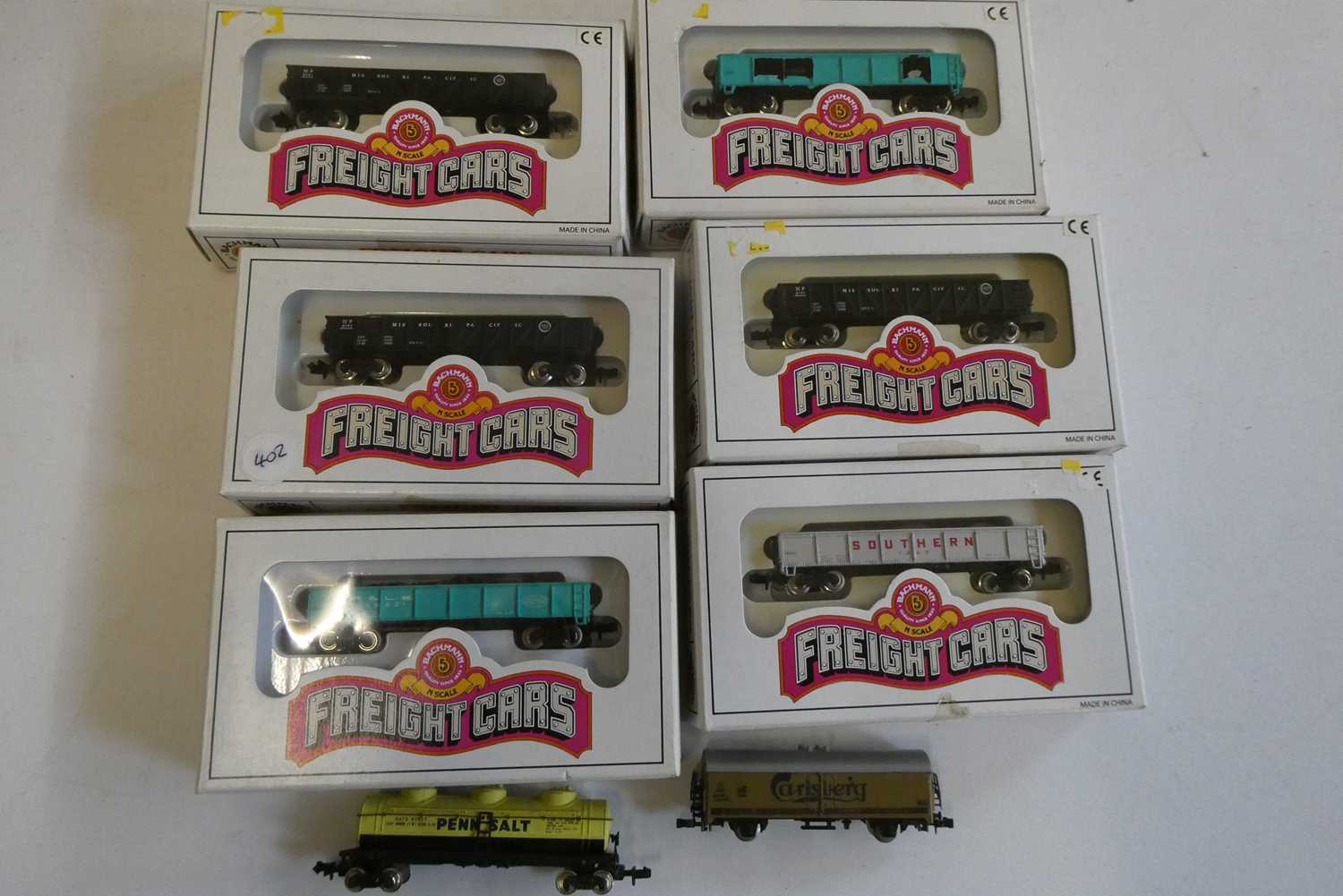 Six N gauge Bachmann American goods wagons and two unboxed wagons, good to excellent