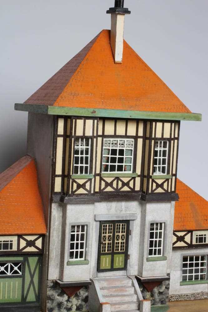 A Bavarian style German wooden dolls house, early/mid 20th century, 1/16th scale, with 2 split - Image 2 of 10