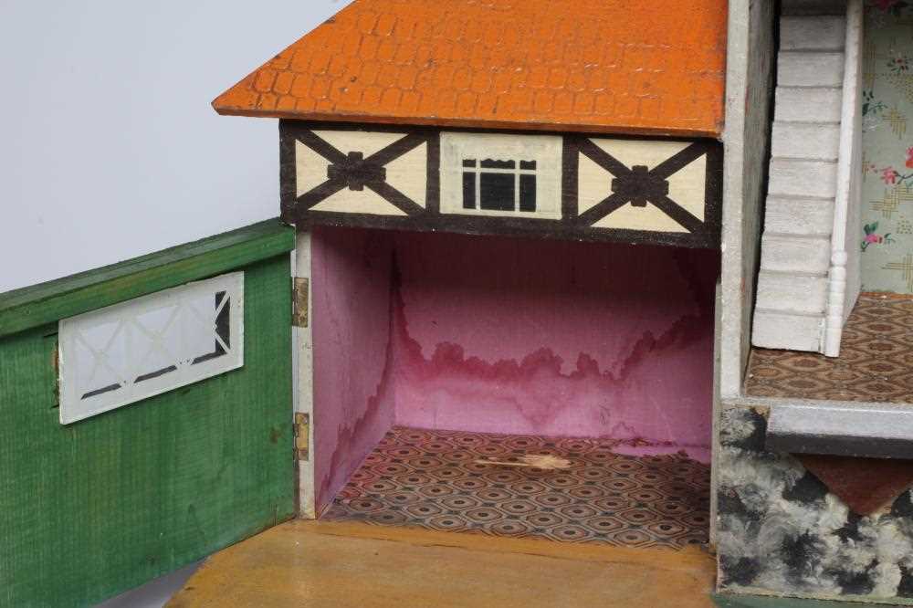 A Bavarian style German wooden dolls house, early/mid 20th century, 1/16th scale, with 2 split - Image 4 of 10