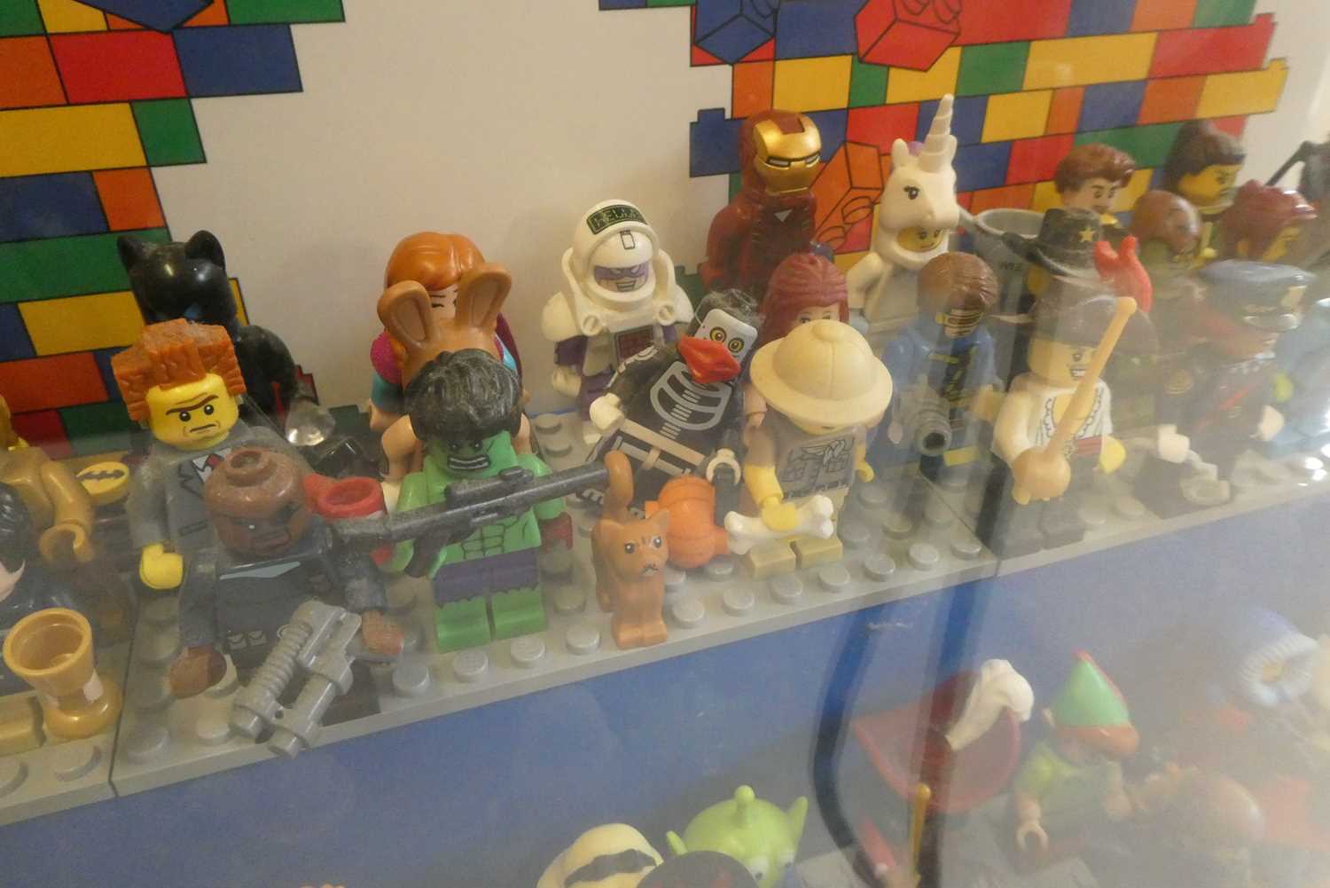 A perspex display case of Lego figures, comprising 68 characters, 3 cats, an owl and a penguin, - Bild 6 aus 7