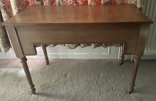 A 19thC pine dressing table with reeded legs and brass castors. 105cm w x 55cm d x 74cm h.