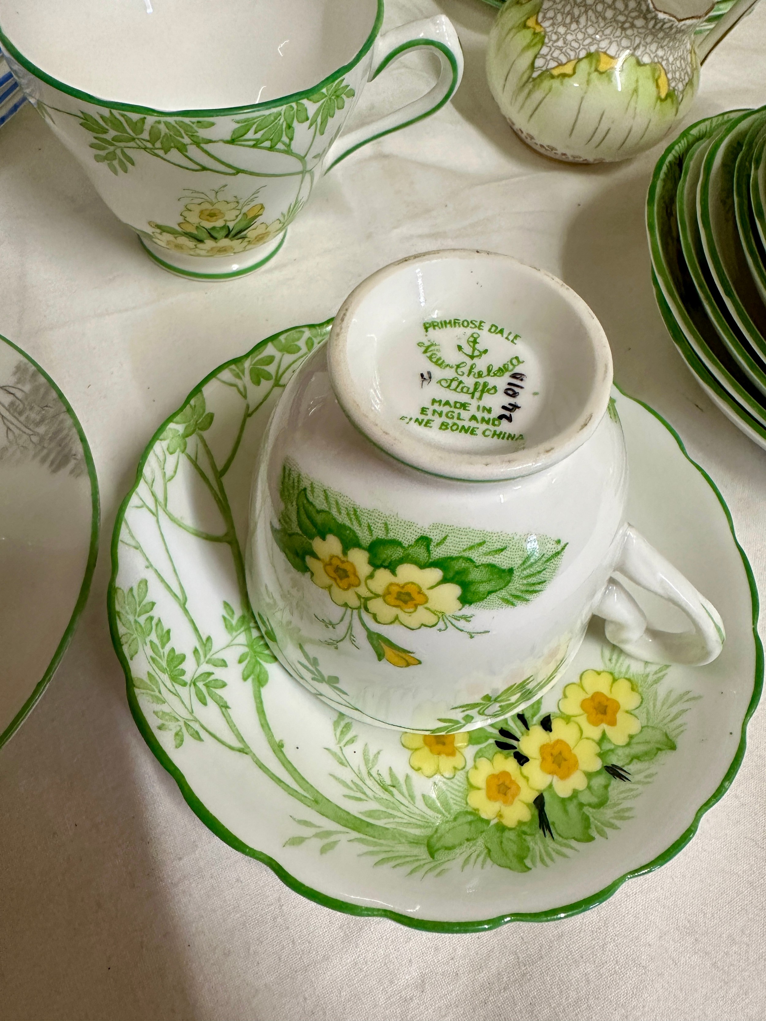 A quantity of mixed fine bone china to include New Chelsea 'Primrose Dale' 8 x 20cm plate, 10 x 17. - Image 3 of 11