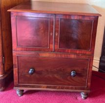 A 19thC mahogany commode with white ceramic pot to interior.