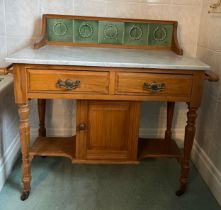 A 19thC beech tile back wash stand with marble top and towel rails to the sides. 91cm h x 105cm w.